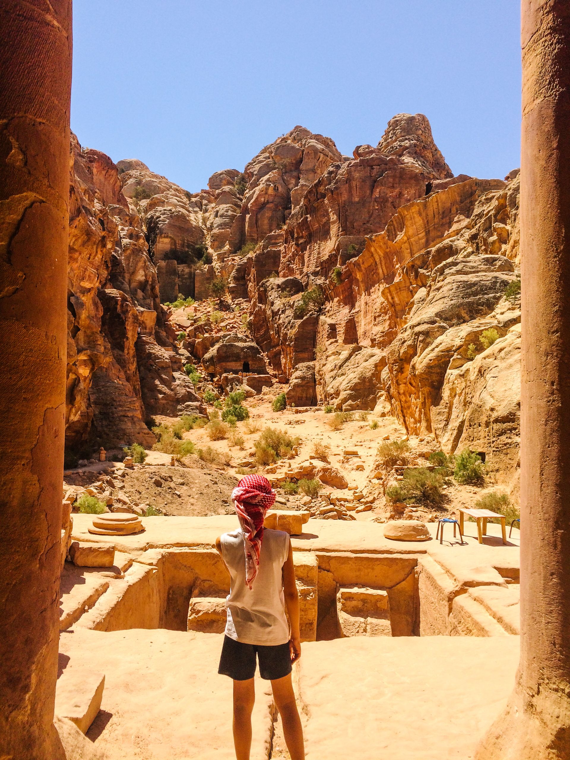 Turista tra le colonne del Tesoro di Petra